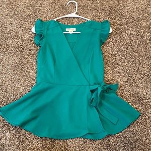 looks blue on camera but it’s green, super cute dressy top